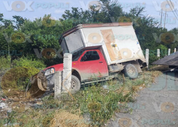 Conductor vuelca tras chocar contra tractocamión en carretera Victoria a Zaragoza, Tamaulipas