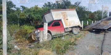 Conductor vuelca tras chocar contra tractocamión en carretera Victoria a Zaragoza, Tamaulipas