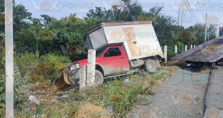 Conductor vuelca tras chocar contra tractocamión en carretera Victoria a Zaragoza, Tamaulipas