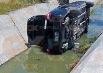 Conductora a exceso de velocidad vuelca en canal de Reynosa, Tamaulipas