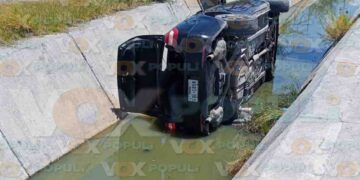 Conductora a exceso de velocidad vuelca en canal de Reynosa, Tamaulipas