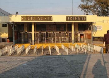 Detienen a dos mujeres por intentar ingresar drogas y alcohol a reclusorios de la CDMX