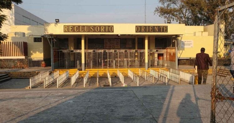 Detienen a dos mujeres por intentar ingresar drogas y alcohol a reclusorios de la CDMX