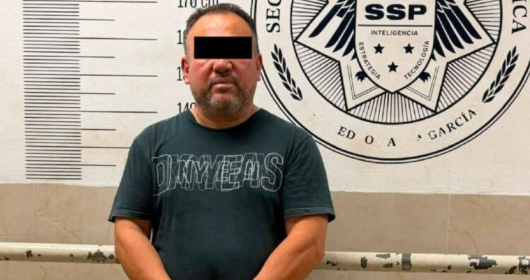 Detienen a hombre con 47 tarjetas bancarias robadas en San Pedro, Nuevo León