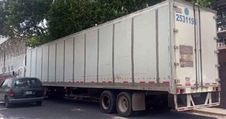 Detienen a hombre con tractocamión robado en Monterrey, Nuevo León