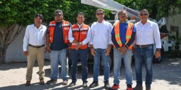 Entrega alcalde camión-pluma a Servicios Públicos