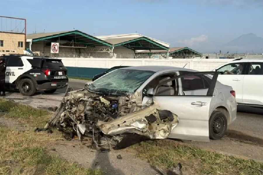 Fuerte choque deja un hombre gravemente herido en la carretera Laredo en Apodaca, Nuevo León