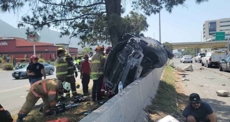 Fuerte choque deja un muerto y cinco heridos en la Carretera Nacional de Monterrey, Nuevo León