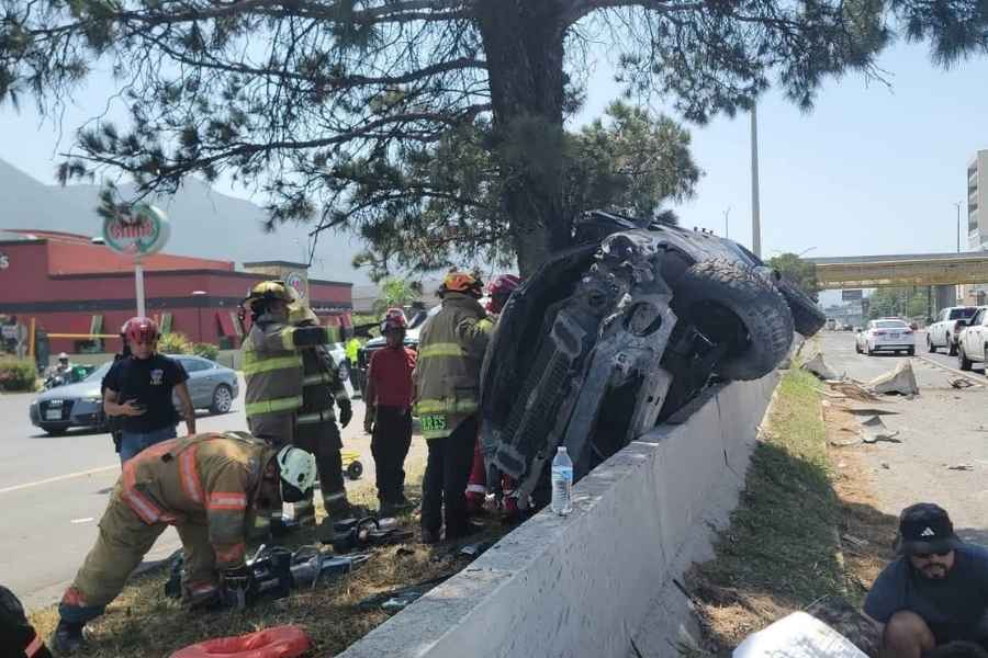 Fuerte choque deja un muerto y cinco heridos en la Carretera Nacional de Monterrey, Nuevo León