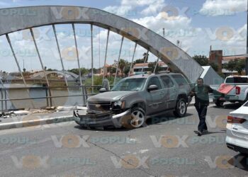 Fuerte choque entre dos vehículos deja daños materiales en bulevar Morelos en Reynosa, Tamaulipas