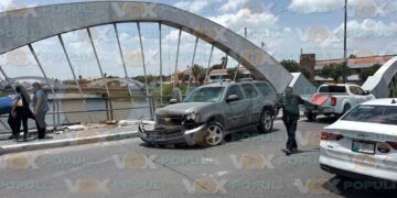 Fuerte choque entre dos vehículos deja daños materiales en bulevar Morelos en Reynosa, Tamaulipas