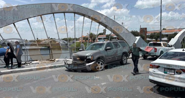 Fuerte choque entre dos vehículos deja daños materiales en bulevar Morelos en Reynosa, Tamaulipas