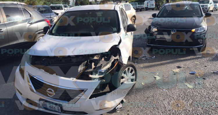 Fuerte choque entre vehículos provoca caos vial en Ciudad Victoria, Tamaulipas