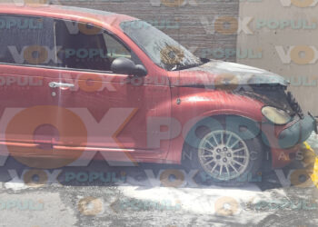Fuerte incendio consume camioneta en el centro de Ciudad Victoria, Tamaulipas