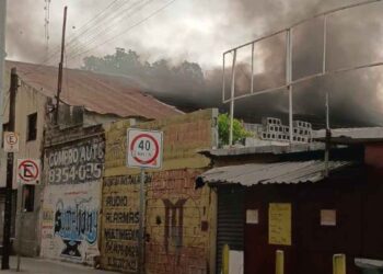 Incendio de bodega abandonada moviliza a bomberos en Monterrey, Nuevo León