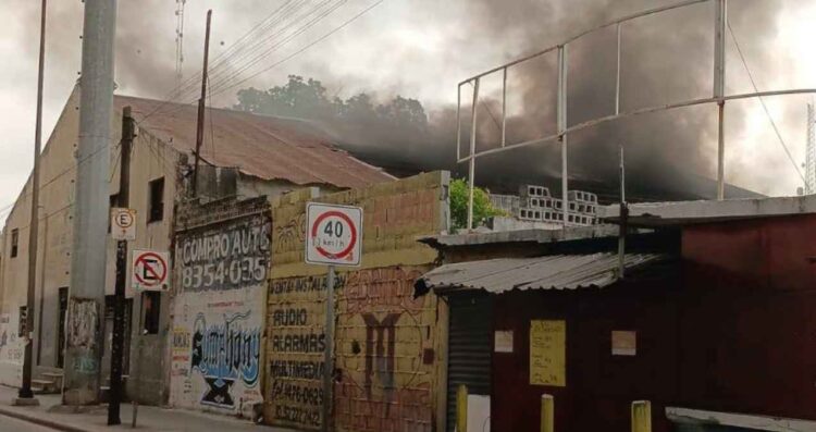 Incendio de bodega abandonada moviliza a bomberos en Monterrey, Nuevo León