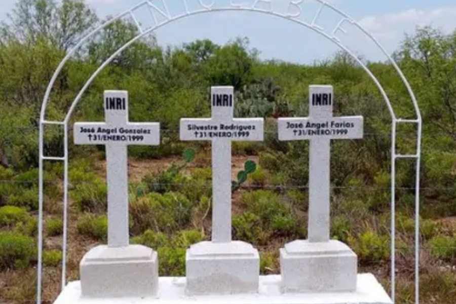 Intocable restaura cruces de compañeros fallecidos en accidente