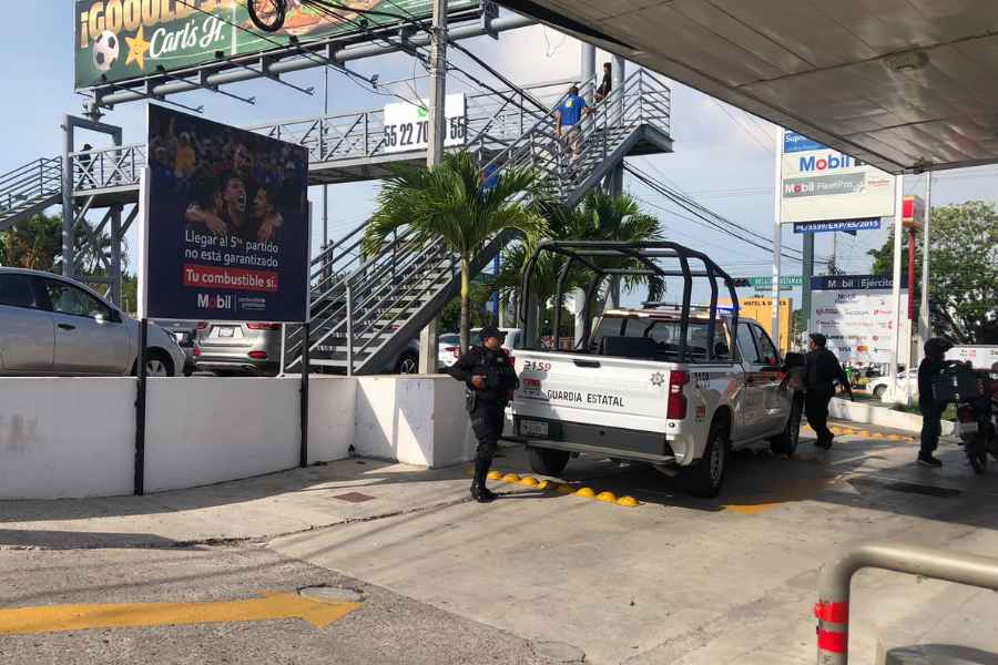 Joven puente peatonal en Tampico (1)