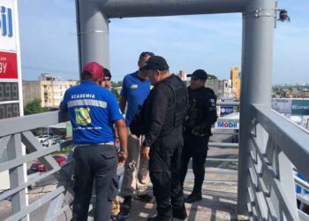 Joven puente peatonal en Tampico