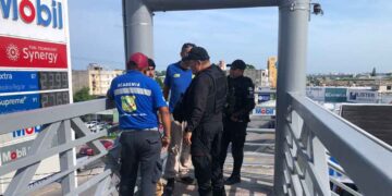 Joven puente peatonal en Tampico