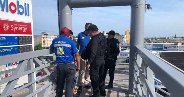 Joven puente peatonal en Tampico