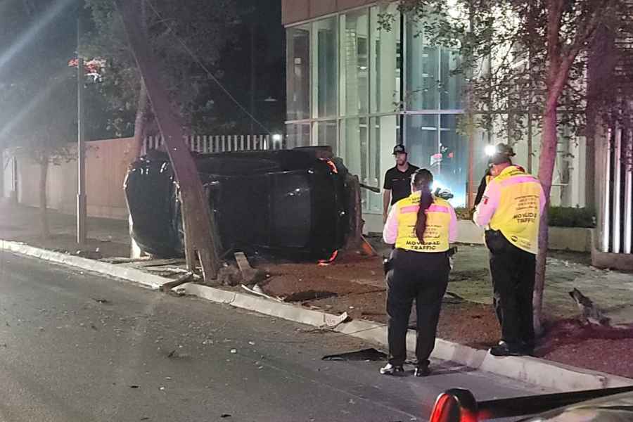 Joven sale ileso tras aparatosa volcadura en avenida Eugenio Garza Sada en Monterrey, NL