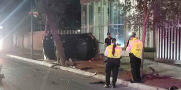 Joven sale ileso tras aparatosa volcadura en avenida Eugenio Garza Sada en Monterrey, NL