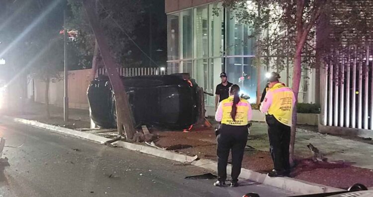 Joven sale ileso tras aparatosa volcadura en avenida Eugenio Garza Sada en Monterrey, NL