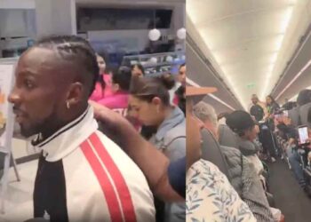 Julián Quiñones arriba al Aeropuerto Internacional de Monterrey tras jugar con la Selección Mexicana