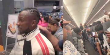 Julián Quiñones arriba al Aeropuerto Internacional de Monterrey tras jugar con la Selección Mexicana