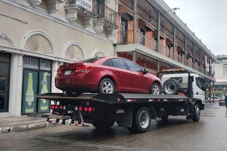 Mantienen operativo para retirar vehículos mal estacionados en Tampico, Tamaulipas