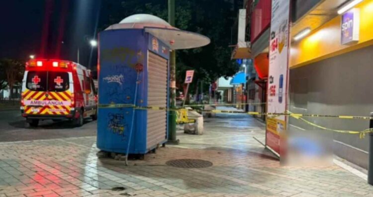 Masculino pierde la vida afuera de un Oxxo en Monterrey, NL
