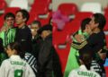 Mateo Chávez es consolado por su padre, Paulo César ‘Tilón’, tras la eliminación del Tri