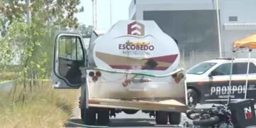 Motociclista pipa en Escobedo