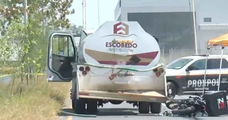 Motociclista pipa en Escobedo