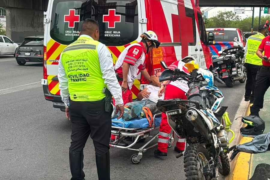 Motociclista resulta lesionado tras chocar contra un Tesla en avenida de Monterrey, NL