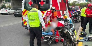 Motociclista resulta lesionado tras chocar contra un Tesla en avenida de Monterrey, NL