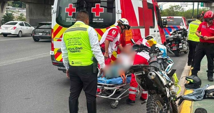 Motociclista resulta lesionado tras chocar contra un Tesla en avenida de Monterrey, NL