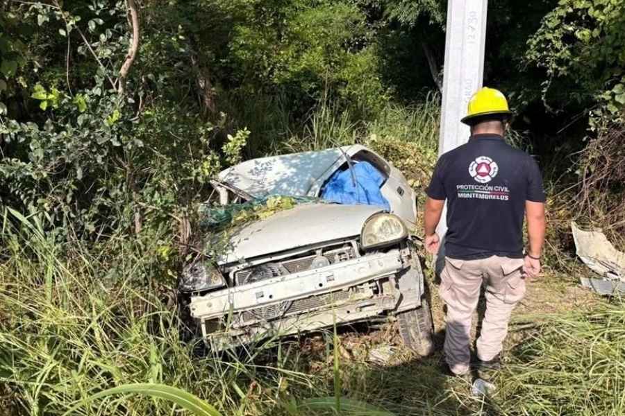 Muere conductor tras choque y volcadura sobre la Carretera Nacional en Montemorelos, NL
