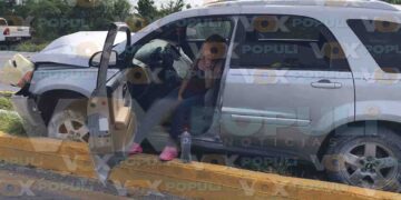 Mujer pierde el control de camioneta y derriba luminaria en Ciudad Victoria, Tamaulipas