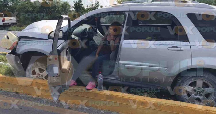 Mujer pierde el control de camioneta y derriba luminaria en Ciudad Victoria, Tamaulipas