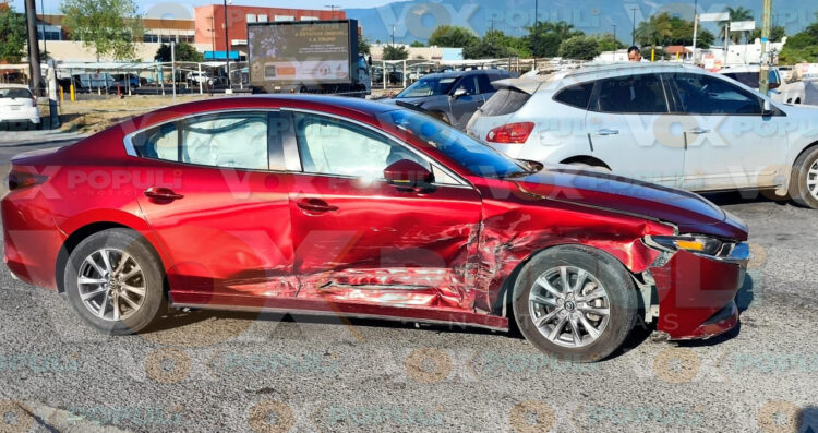 Mujer provoca aparatoso choque al ignorar semáforo en Ciudad Victoria, Tamaulipas