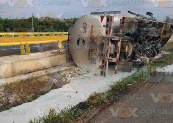 Pipa de gasolina vuelca y el operador resulta ileso en Altamira, Tamaulipas