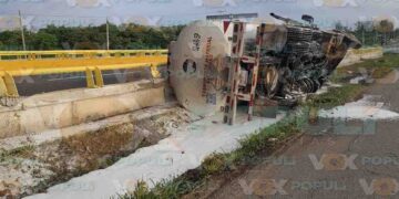 Pipa de gasolina vuelca y el operador resulta ileso en Altamira, Tamaulipas