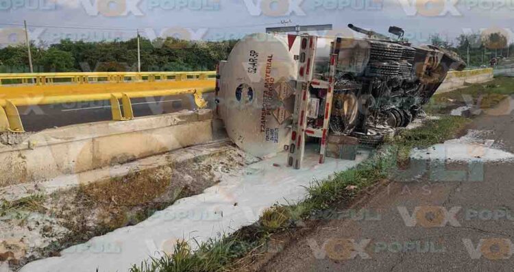 Pipa de gasolina vuelca y el operador resulta ileso en Altamira, Tamaulipas