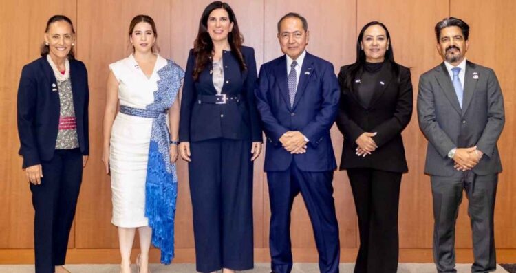 Kenia López integrantes de Keidanren