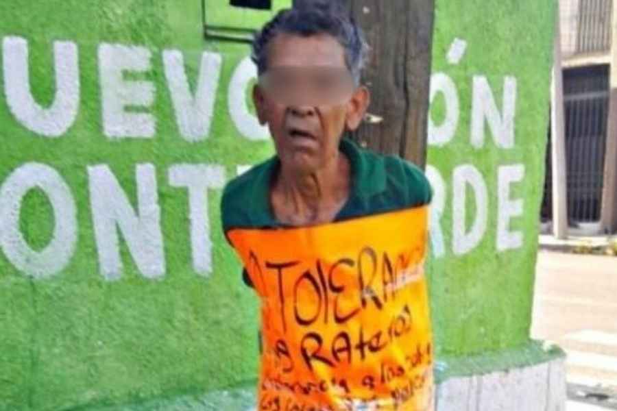 Presunto ladrón es amarrado a un poste en el centro de Monterrey, Nuevo León