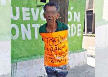 Presunto ladrón es amarrado a un poste en el centro de Monterrey, Nuevo León