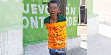 Presunto ladrón es amarrado a un poste en el centro de Monterrey, Nuevo León