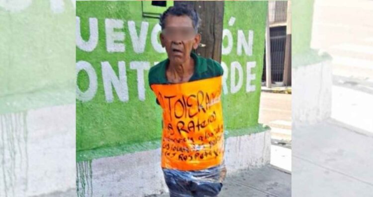 Presunto ladrón es amarrado a un poste en el centro de Monterrey, Nuevo León